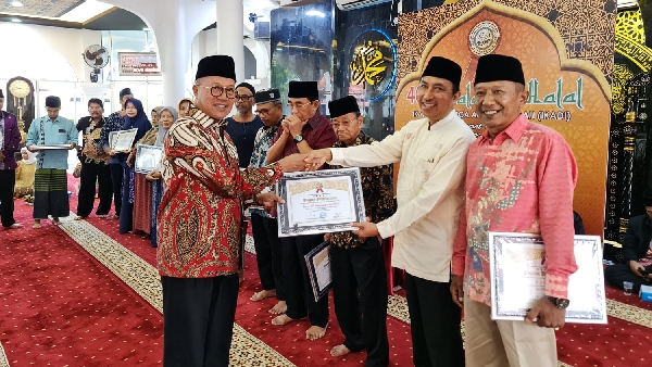 Ketua Ikadi, Sengaja Budi Syukur serahkan penghargaan pada tokoh masyarakat Aur Duri Indah