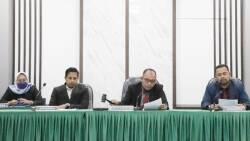 Ketua majelis Arif Yumardi dengan anggota Adrian dan Nofal Wiska