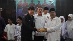 Ketua Umum PSSI Mochamad Iriawan bersama pelatih Shin Tae-yong mengunjungi Pondok Pesantren Daarut Taubah, Bandung.