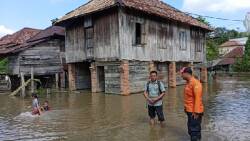 Banjir melanda wilayah pemukiman warga di Kabupaten Musi Banyuasin, Provinsi Sumatera Selatan, pada Selasa (14/6).