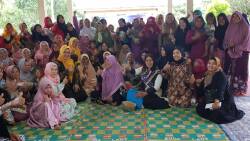 Wakil Ketua Komisi V DPRD Sumbar Hj. Aida mengunjungi Jorong Sungai Pimpiang Nagari Gunuang Malintang, Pangkalan, Kabupaten Limapuluh Kota