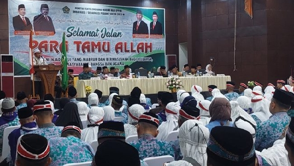 Irsyad Syafar melepas keberangkatan Calon Jamaah Haji Embarkasi Padang tahun 1443 H/ 2022 M kloter III,