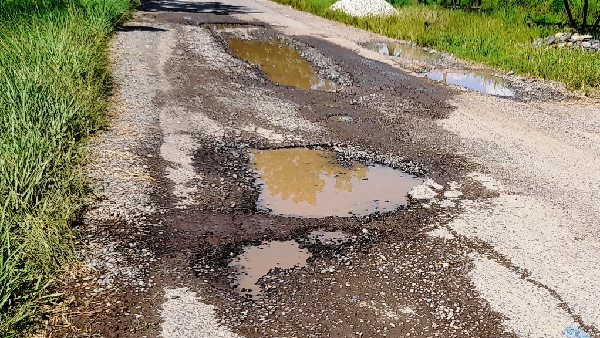 Jalan Sitiung berlubang