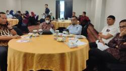 Informan Ahli hadir di FGD Daerah IKIP digelar KI Pusat, Jumat 10/6-2022 di Kryad Hotel Bumi Minang, (ki-ka) ; Yota Balad, Khairul Fahmi, Miko Kamal, Khairul Anwar, Devi Kurnia. (dok)