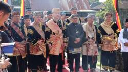 Irjen Pol Teddy Minahasa P, SH. S.Ik. MH beserta istri Ny. Merthy Teddy Minahasa menerima gelar kehormatan adat dari Tampuak Tangkai Alam Minangkabau