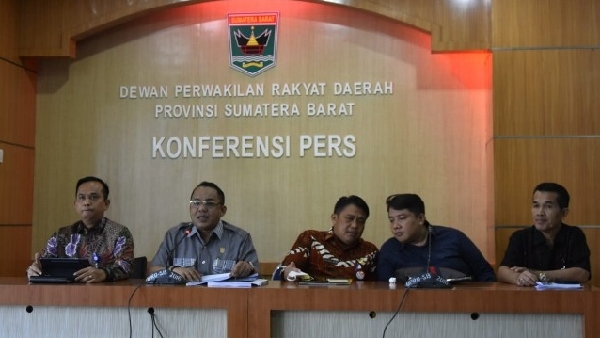 Ketua Komisi III DPRD Sumbar Ali Tanjung didampingi Kepala Bapenda Sumbar dan Direktur Kredit Bank Nagari