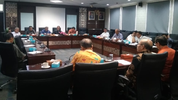 Komisi II DPRD Sumbar Komisi II DPRD Sumbar gelar rapat dengar pendapat dengan Disnakeswan