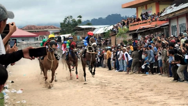 Pacu Kuda di gelanggang Bancah Laweh,Padang Panjang