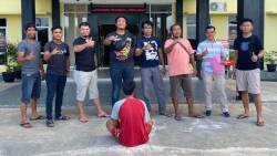Pelaku cabul saat diamankan di Polres Dharmasraya