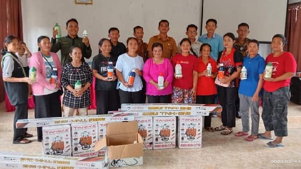 Pemdes Mara serahkan alat potong rumput