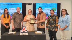 Pemko Padang Panjang Wali Kota, H. Fadly Amran, BBA Datuak Paduko Malano menyempatkan diri untuk campus tour dan bertemu mahasiswa asal Padang Panjang di kampus University of Arizona, USA.