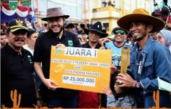 Penyerahan hadiah untuk juara 1 kelas Derby