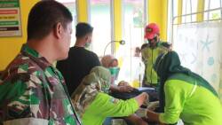 Bakti Sosial sunatan massal dalam rangkaian acara menjelang penutupan TMMD ke-113 Kodim 0310/SS