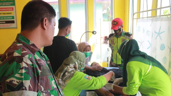 Bakti Sosial sunatan massal dalam rangkaian acara menjelang penutupan TMMD ke-113 Kodim 0310/SS