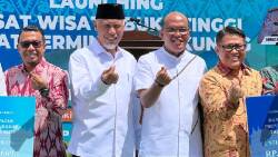 Supardi dan Mahyeldi meresmikan operasional inovasi pelayanan Samsat Wisata dan Samsat Terminal