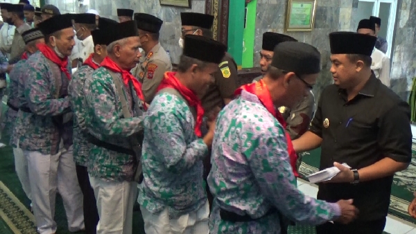 Sutan Riska Tuanku Kerajaan melepas 158 Calon Jamaah Haji (CJH) untuk melaksanakan ibadah haji