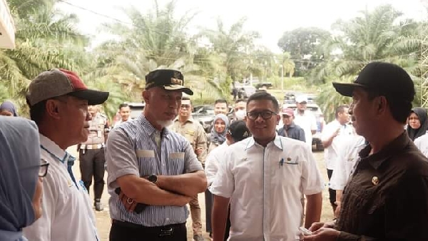 Gubernur Mahyeldi Ansharullah meninjau kesiapan Teluk Tapang dalam mengekspor biji besi