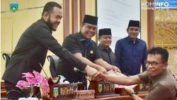 Zukfikri Bersalaman Dengan Wako Fadly sambil Menyerahkan Pandangan Umum Fraksi PAN kepada Ketua DPRD, Mardiansyah