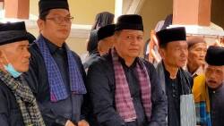 Irwan Basir Dt Rajo Alam, SH MM saat melepas jenazah Zul Akhiyar, Ketua LPM Kelurahan Korong Gadang