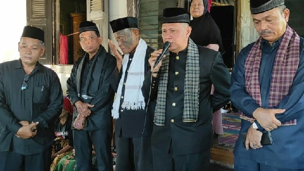 Ketua Majelis Pertimbangan Adat KAN Pauh IX, Irwan Basir Dt Rajo Alam, SH MM saat melepas jenazah Rosnita