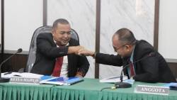 Adrian Tuswandi dan Arif Yumardi