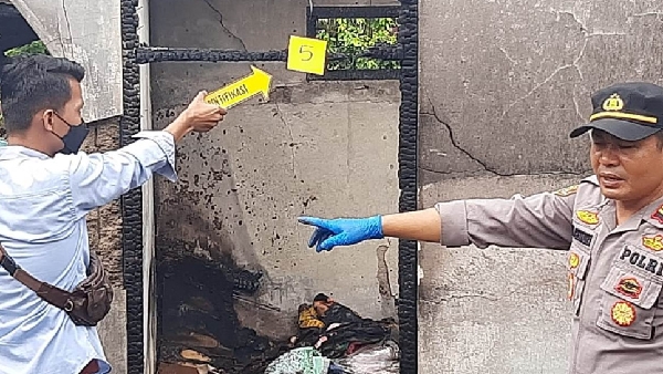 Unit Reskim Polsek Koto Baru Identifikasi serta penyerahan bantuan kemanusiaan musibah kebakaran rumah permanen milik korban kebakaraan