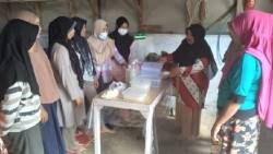 Tim PKM Universitas UM Sumbar, memberikan pelatihan kepada Kelompok Wanita Tani Bengke Sakato