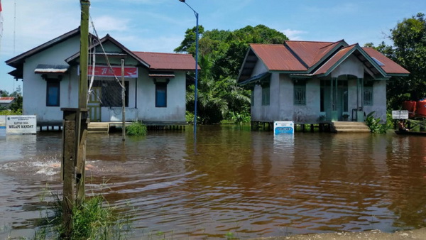 Banjir melanda 6 Kecamatan di Kabupaten Kapuas Hulu, Kalimantan Barat. Banjir dengan tinggi muka air antara 20 hingga 180 cm tersebut, terjadi pascahujan dengan intensitas tinggi