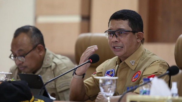 Ketua Satgas PMK Letjen TNI Suharyanto (kanan) memberikan arahan