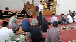Civitas Akademika Universitas Andalas melepas secara resmi jenazah Prof. Dr. Ir. Eti Farda Husin, MS (69) di Masjid Baitul Salam, Komplek Perumahan Unand Blok D, Ulu Gadut,