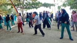warga Desa Tuapeijat berbondong-bondong datang mengikuti kegiatan lomba dan senam bersama yang diselenggarakan oleh panitia HUT RI di pantai Jati, Desa Tuapeijat,