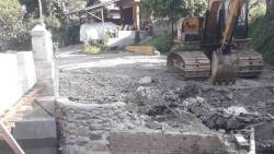 Di lokasi di lokasi proyek pembangunan terlihat besi pembatas belum di pasang oleh penyedia jasa pembangunan terlihat besi pembatas belum di pasang oleh penyedia jasa