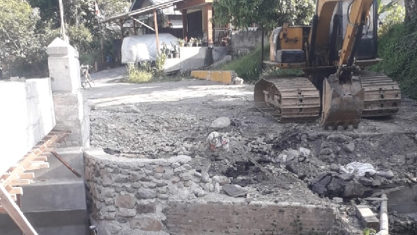 Di lokasi di lokasi proyek pembangunan terlihat besi pembatas belum di pasang oleh penyedia jasa pembangunan terlihat besi pembatas belum di pasang oleh penyedia jasa