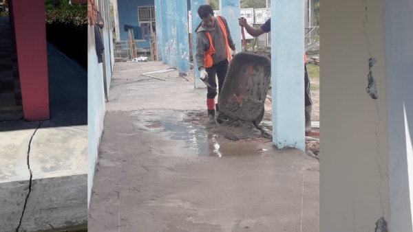 terlihat pelaksanaan pekerjaan oleh CV. Harvi Pratama sudah mengalami keretakan pada bagian lantai teras bangunan sehingga terlihat rengkah dan retaknya terlihat dengan jelas,