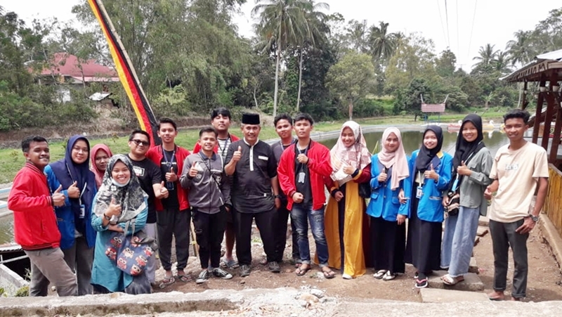 Wali Nagari Cubadak, Dr. Asrizallis dan perwakilan Mahasiswa KKN dari 4 PT di Sumbar foto di objek wisata Tabek Ganggam, Nagari Cubadak.