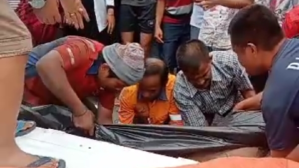 Warga berupaya mengevakuasi korban