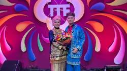 Fedri MC Jakarta bersama Sastri Bakry di Tong Tong Fair Belanda 2022. (Dok. Uda Fe)