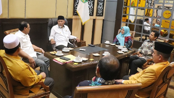 Gubernur bersama KI Sumbar di acara wisuda UNP Padang