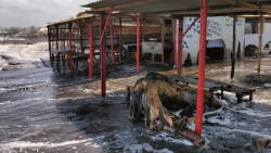 Kawasan Wisata Pantai di Cilacap Porak-Poranda Diterjang Gelombang Pasang