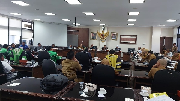 Ojol unjuk rasa ke DPRD Sumbar