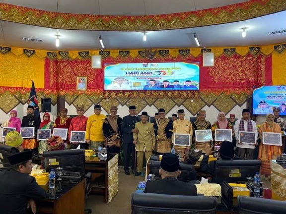 Penyerahan penghargaaan pada warga pada Rapat Paripurna Istimewa HUT Kota Padang