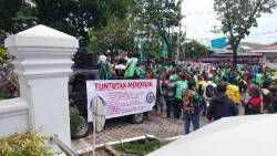 Ratusan Driver Ojek Online Menolak Kenaikan Harga BBM