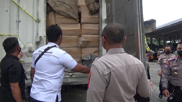 Penangkapan rokok ilegal