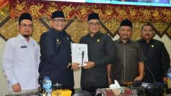 Sekda Kota Padang bersama Pimpinan dan Sekretaris DPRD Kota Padang