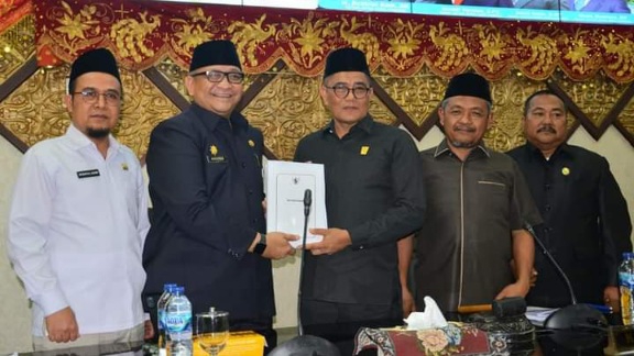 Sekda Kota Padang bersama Pimpinan dan Sekretaris DPRD Kota Padang