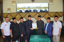 Sekda Kota Padang bersama Pimpinan dan Sekretaris DPRD Kota Padang