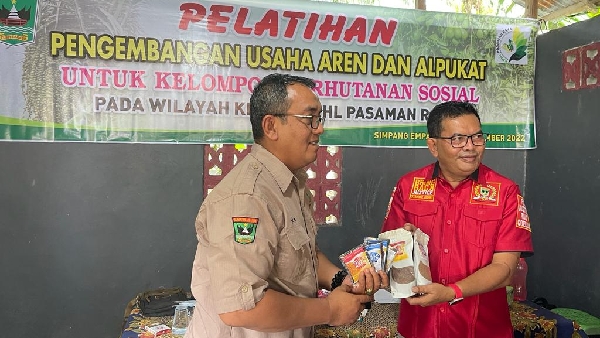 Anggota Komisi II DPRD Sumbar dari Fraksi PDI-P Syamsul Bahri melakukan pengabdian pada masyarakat