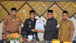 Walikota dan Sekda bersama Pimpinan serta Sekretaris DPRD Padang