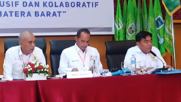 Zuhrizul (kanan) saat memimpin sidang