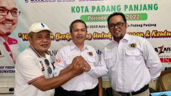 Isril Naidi ( tengah) didampingi Ellewinofri dan Yuwardi